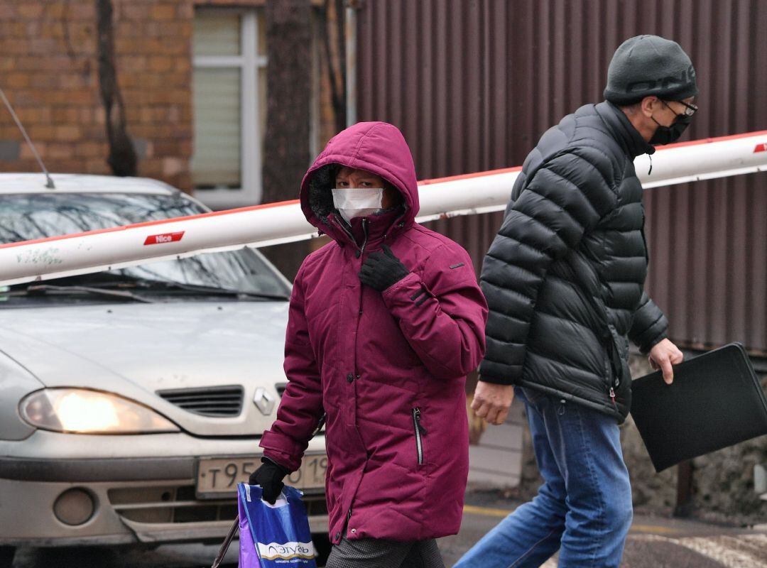 Dos ciudadanos rusos con mascarilla en Moscú.