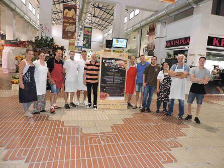 Participantes en la Campaña del Figatell del Mercat Municipal de Dénia.