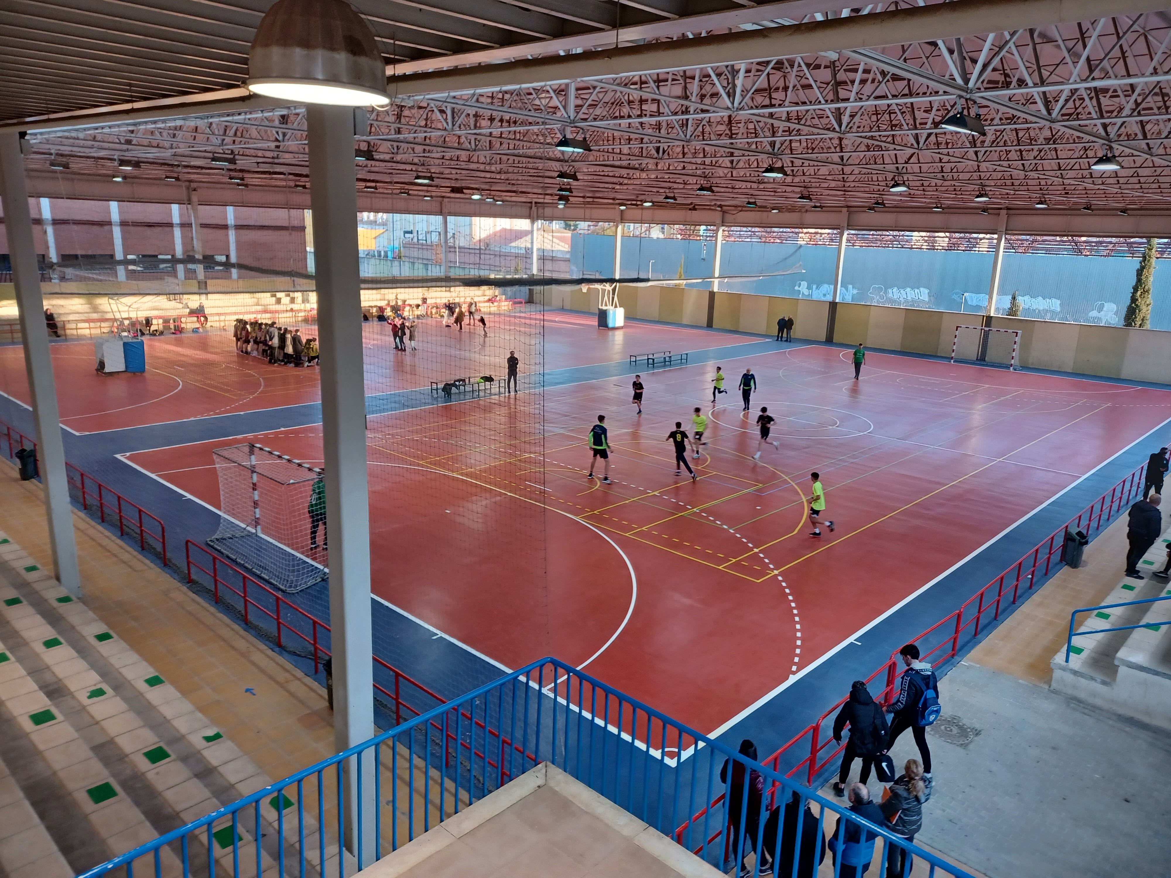 Remodelación terminada de las pistas polideportivas en San José (Linares).