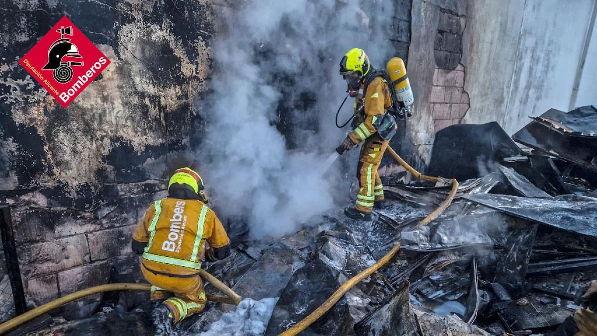 Un incendio quema una nave de almacenamiento y reciclaje de chatarra en Ibi