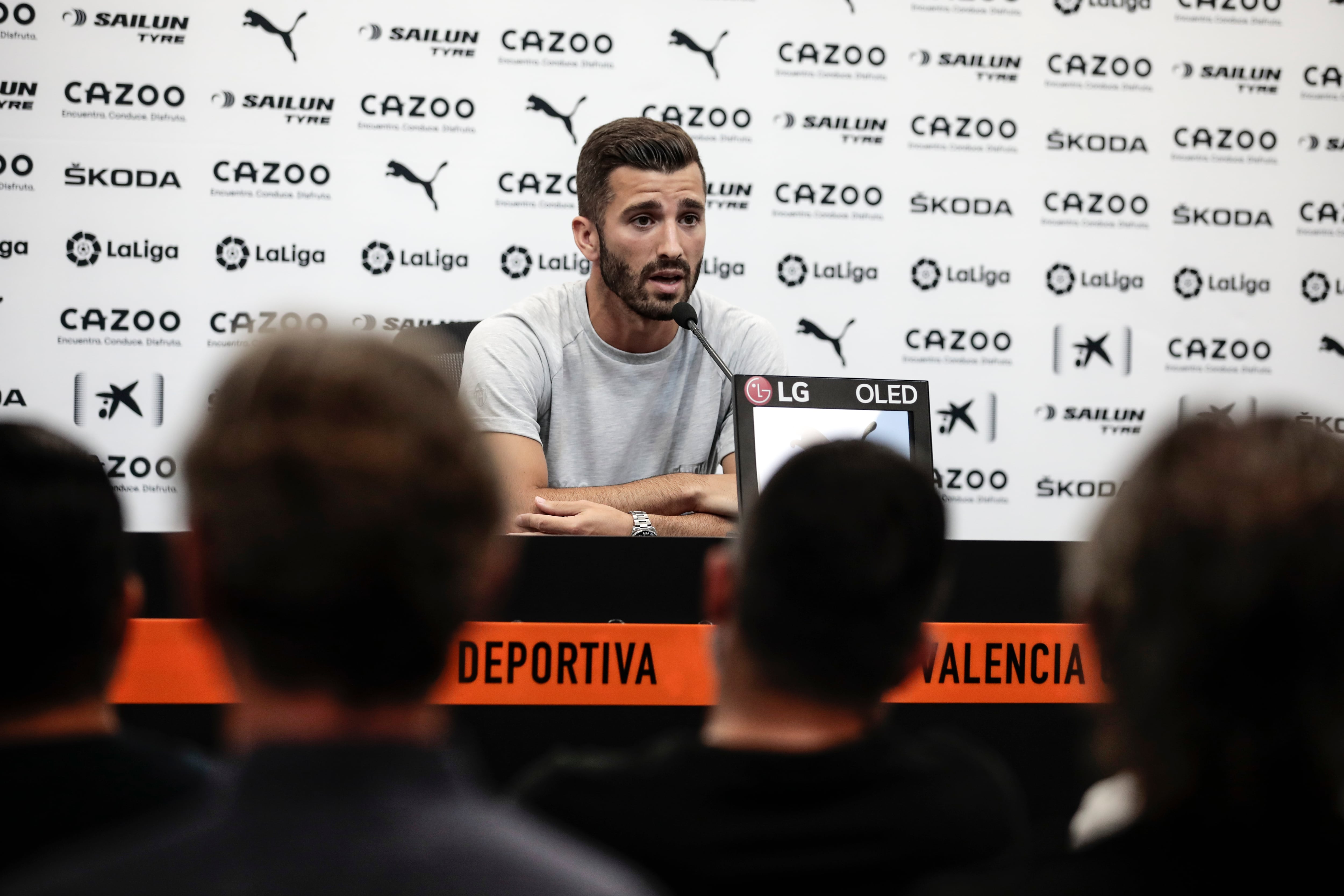 El capitán del Valencia, José Luis Gayà, ofrece una rueda de prensa tras la decisión del TAD de mantenerle la sanción de cuatro partidos que le puso el Comité de Competición por sus críticas a un árbitro la temporada pasada. EFE/Ana Escobar