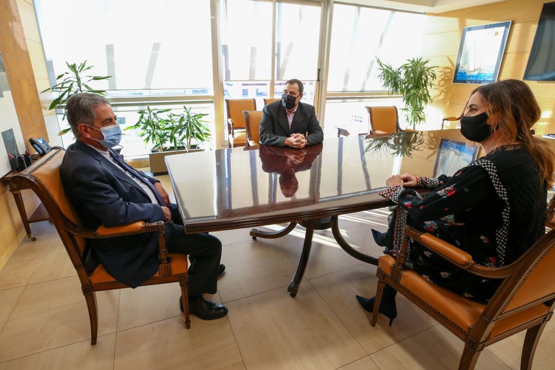 El presidente regional, Miguel Ángel Revilla junto a la nueva directora de la Cadena Ser en Cantabria y de Radio Santander, Mónica Revilla y su predecesor en el cargo, Jordi Finazzi.