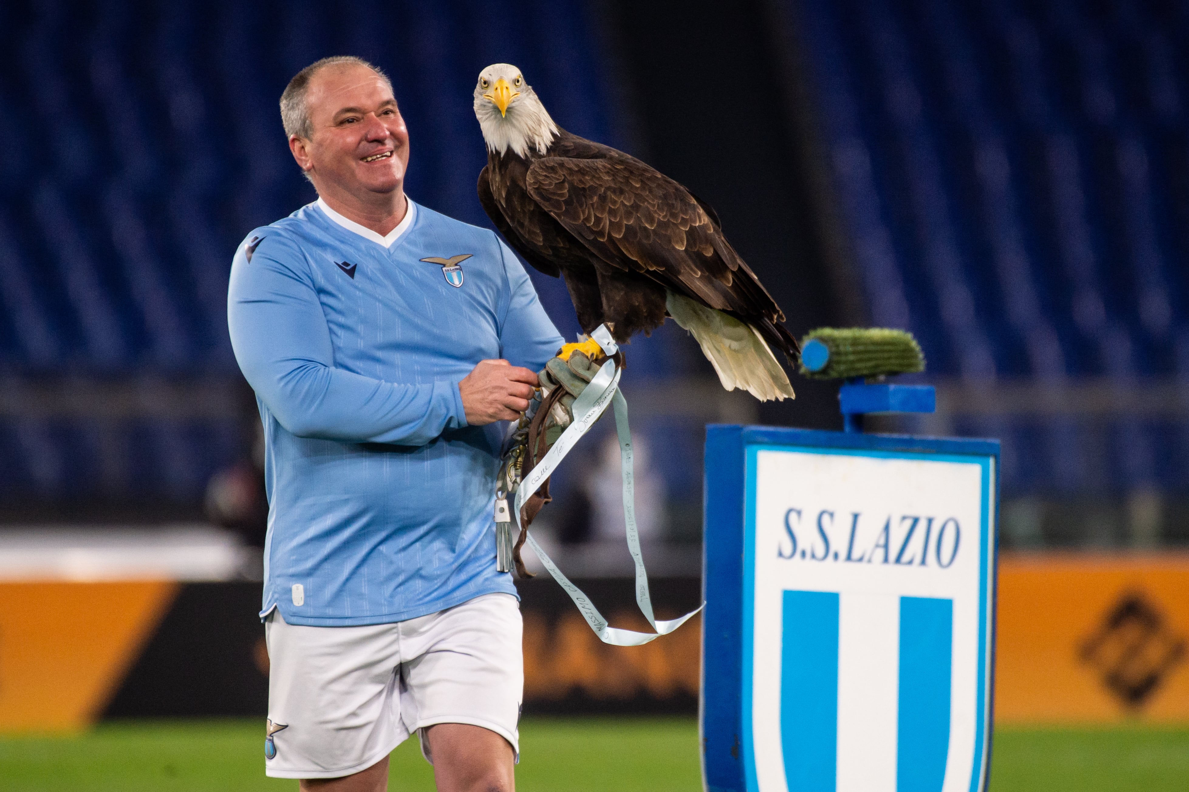 Juan Bernabé junto al águila Olimpia antes de un partido de la Lazio