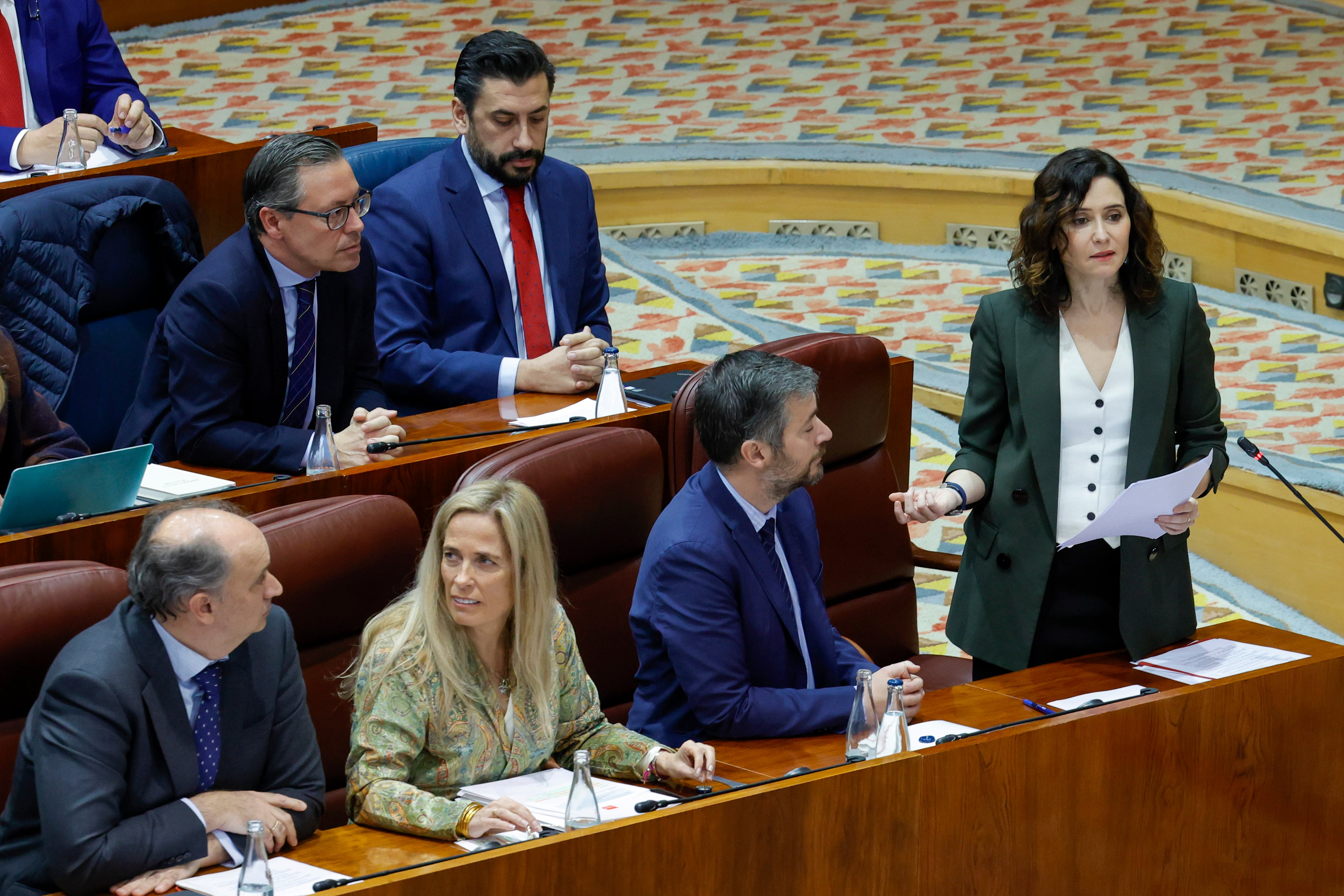 MADRID, 01/10/2020.- La presidenta de la Comunidad de Madrid, Isabel Díaz Ayuso (d), interviene en el pleno que este jueves celebra la Asamblea regional. Junto a ella, el consejero de Presidencia, Justicia y Administración ocal, Miguel Ángel García Martín. EFE/ Zipi Aragon
