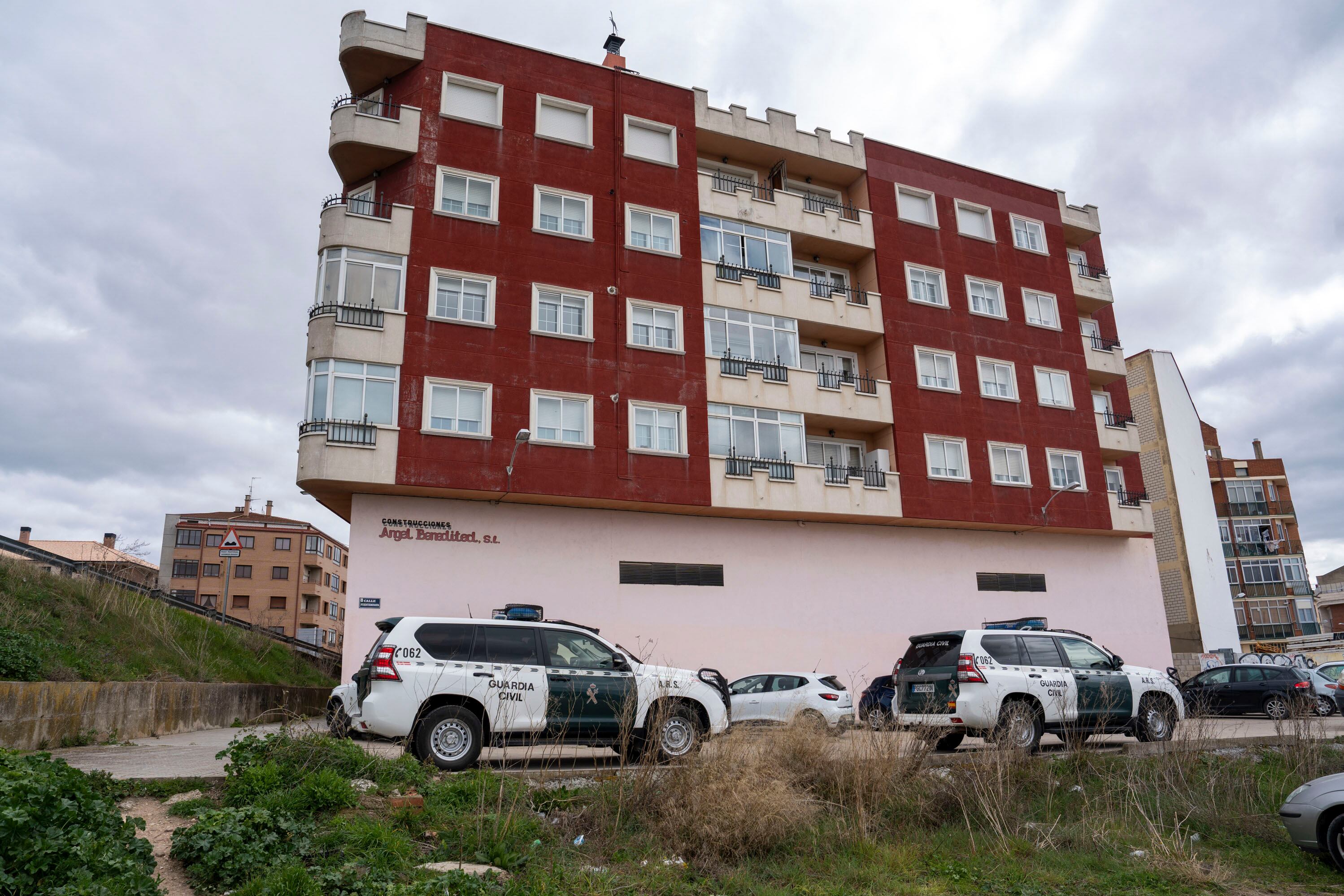 ARANDA DE DUERO (BURGOS), 26/03/2025.-La Guardia Civil ha desplegado un amplio operativo policial en una operación antidroga en el barrio de Santa Catalina de Aranda de Duero (Burgos), en el que se están realizando registros domiciliarios desde primera hora de la mañana y se han producido varias detenciones, han confirmado a EFE fuentes de la investigación.La operación policial, dirigida por la Comandancia de la Guardia Civil de Burgos, ha movilizado a efectivos del Grupo de Reserva y Seguridad (GRS) y el Servicio Cinológico, cuyos perros han participado en los registros que han arrancado sobre las seis de la madrugada en la calle Nuño Rasura.-EFE/ Paco Santamaría
