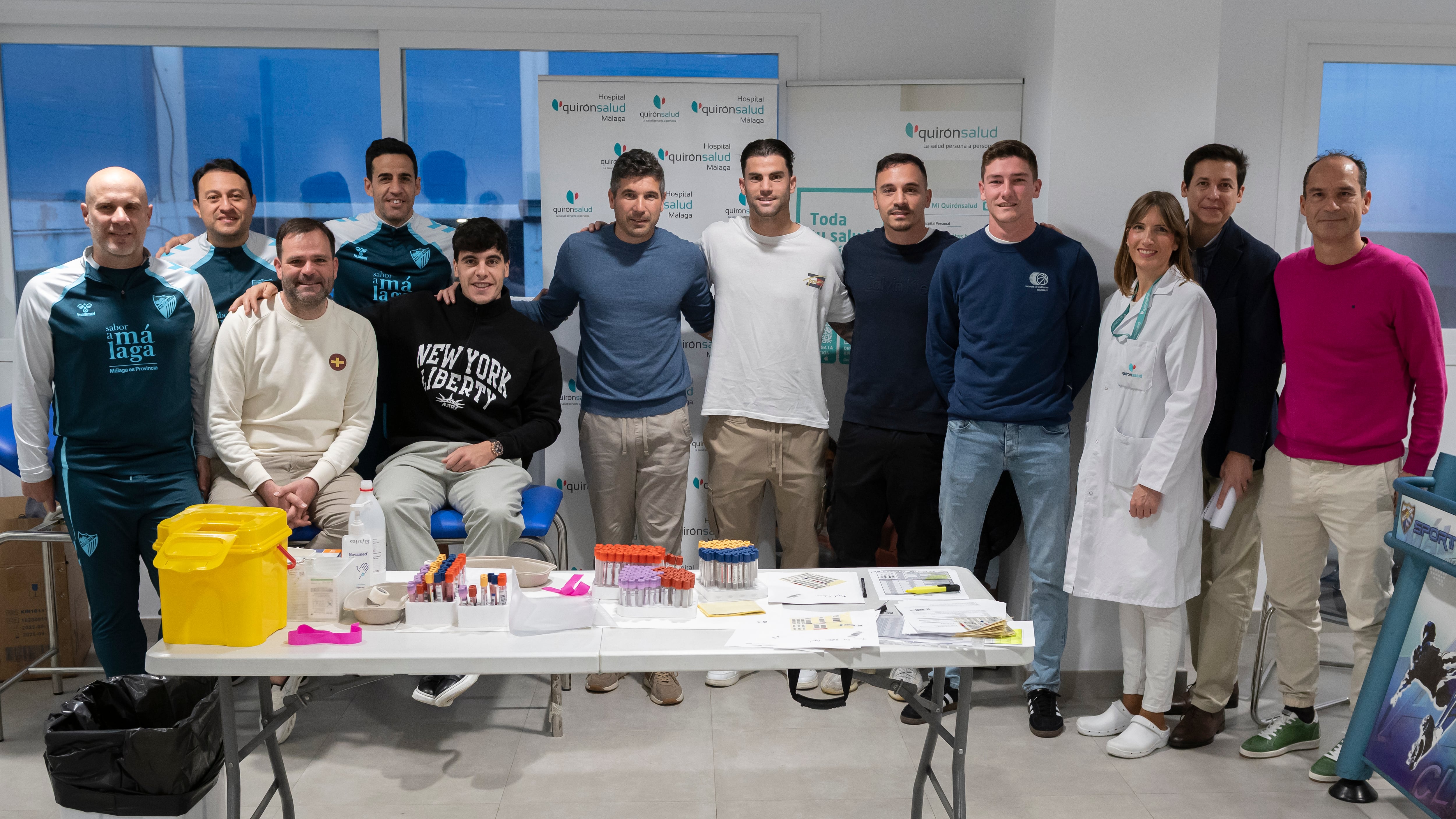 El entrenador del Málaga Juan Francisco Funes, y parte de su cuerpo técnico, varios jugadores y el equipo médico de Quirónsalud Málaga, con los doctores César Ramírez y Enrique Puche y la enfermera Lidia Alcázar