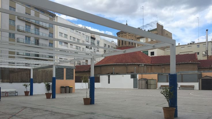 Sonido ambiente de la concentración en el CEIP San Juan de Ribera para exigir zonas con sombra en su patio.