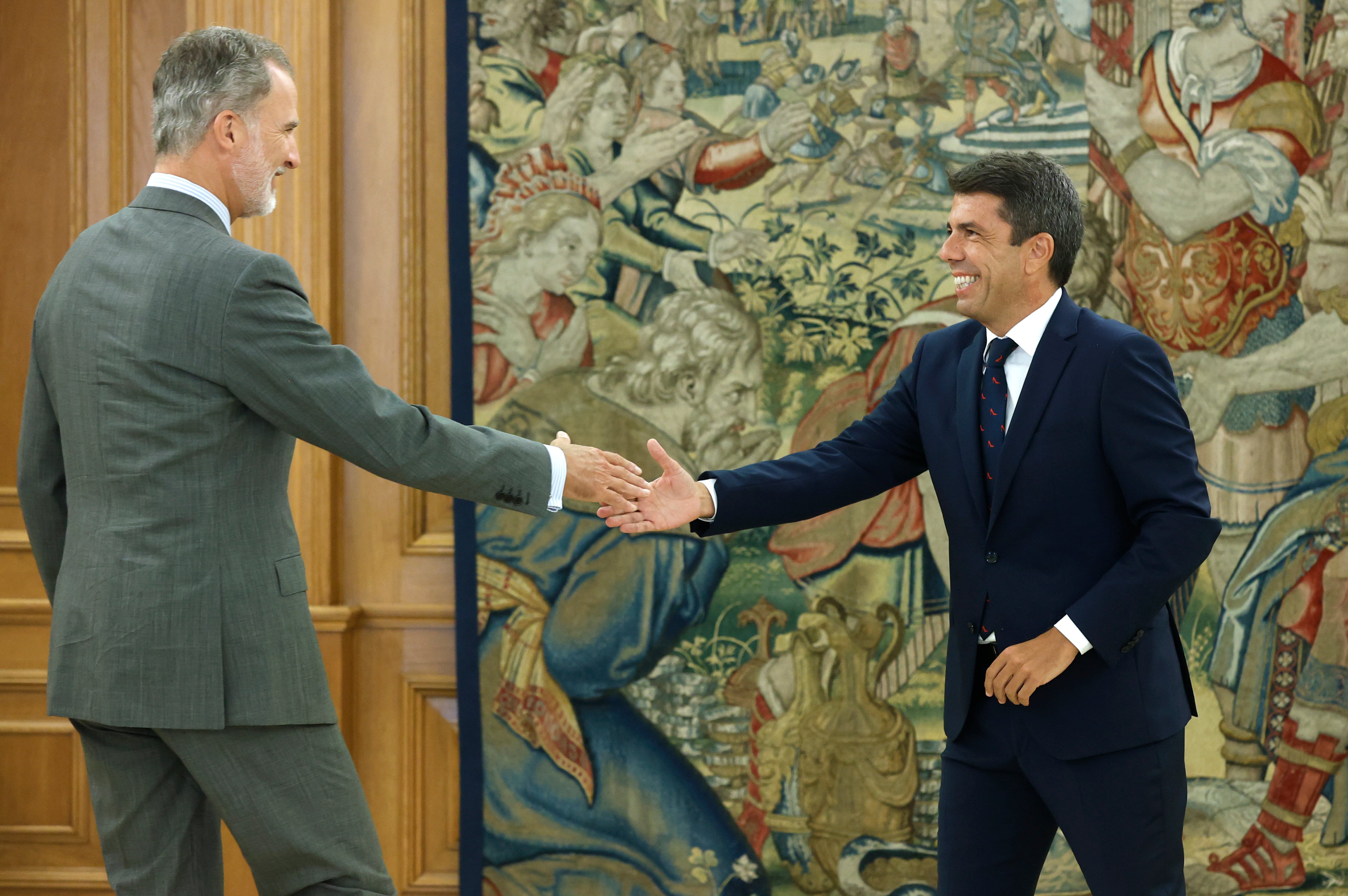 MADRID, 14/09/2023.- El rey Felipe VI recibe en audiencia al presidente de Valencia, Carlos Mazón, dentro de la ronda de reuniones que mantiene con los nuevos presidentes autonómicos, este jueves en el Palacio de la Zarzuela. EFE/ Juan Carlos Hidalgo
