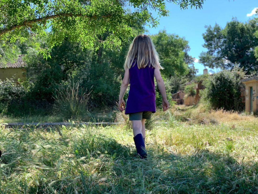 La hija de Juan en su nueva vida en Fresnadillas de la Oliva, un pueblo al oeste de Madrid