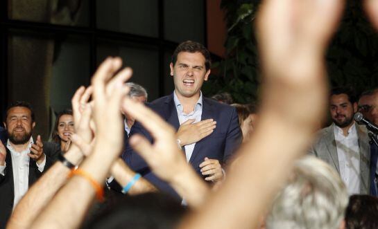 El líder de Ciudadanos, Albert Rivera, comparece ante los simpatizantes en el exterior de la sede del partido en Madrid tras conocer los resultados de las elecciones generales del 26J.