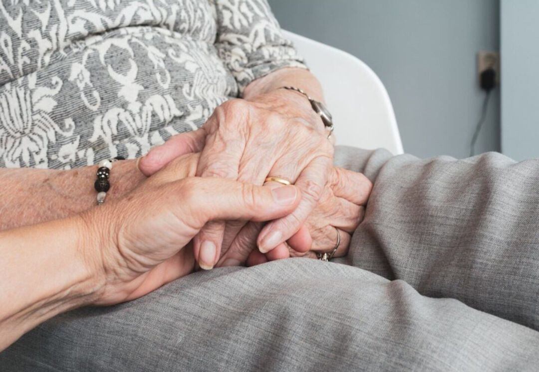 Manos de ancianos. Archivo.