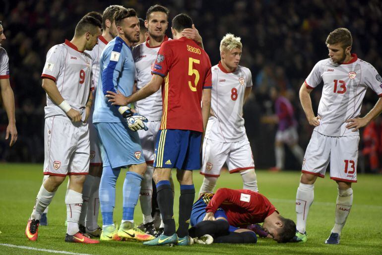 El delantero de la seleccion española Morata se duele tras sufrir una entrada de un jugador de Macedonia.