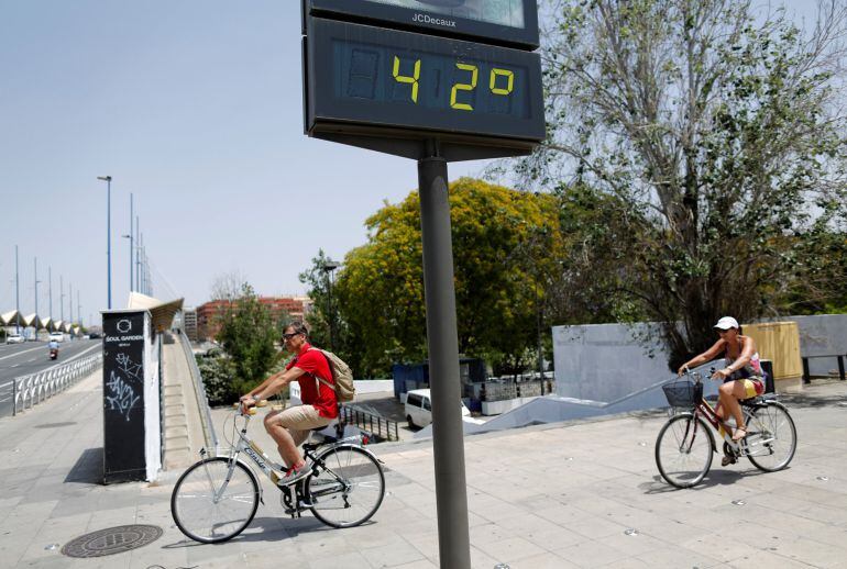 Un termómetro callejero marca 42 grados en Sevilla durante uno de los periodos de más calor que sufre habitualmente la capital andaluza. 