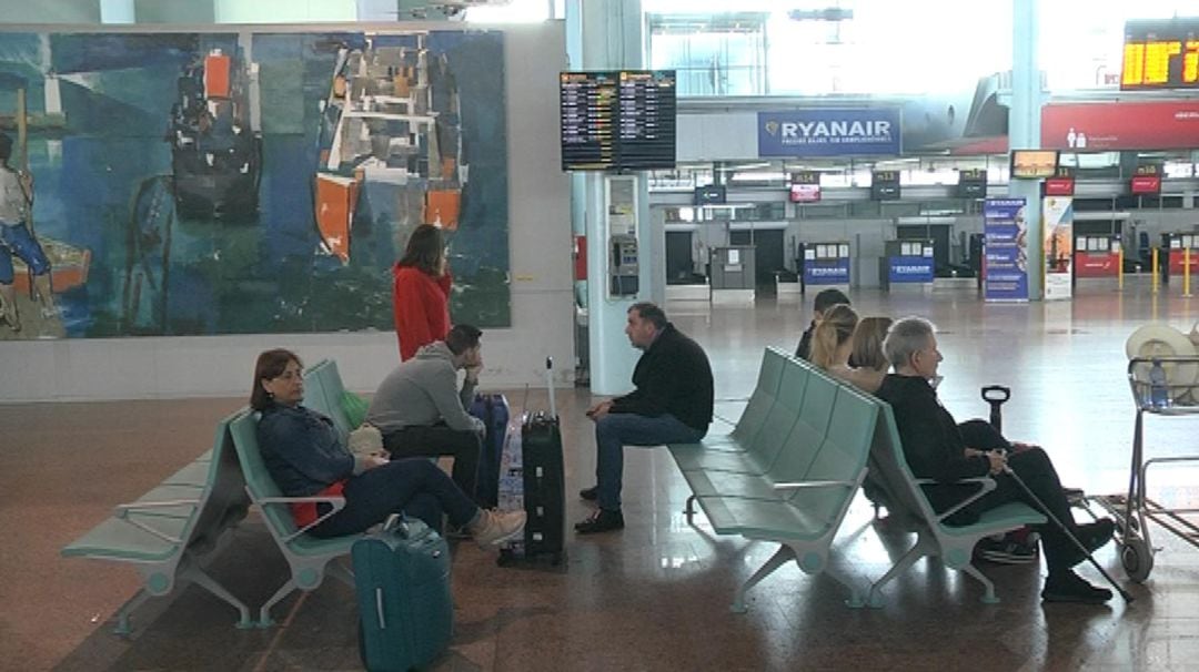 Pasajeros de Peinador esperando para embarcar