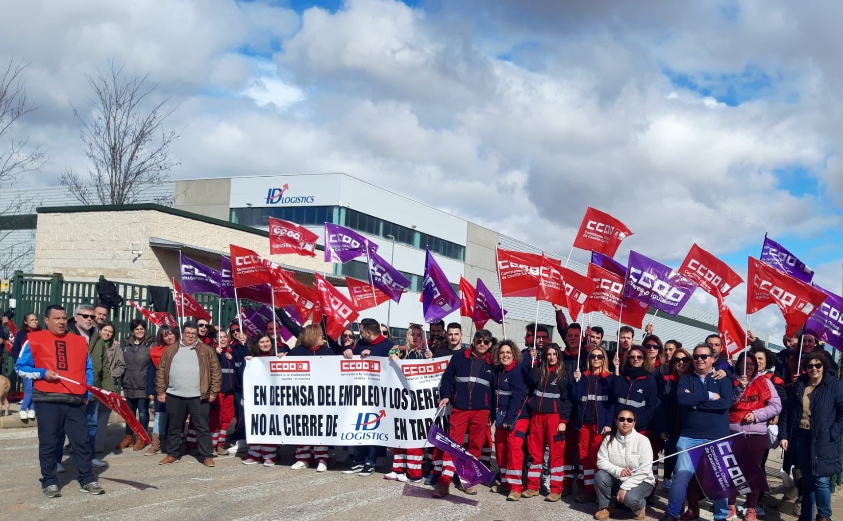 Concentración ante ID Logistic Tarancón tras el anuncio de traslado colectivo de la plantilla a Illescas (Toledo)