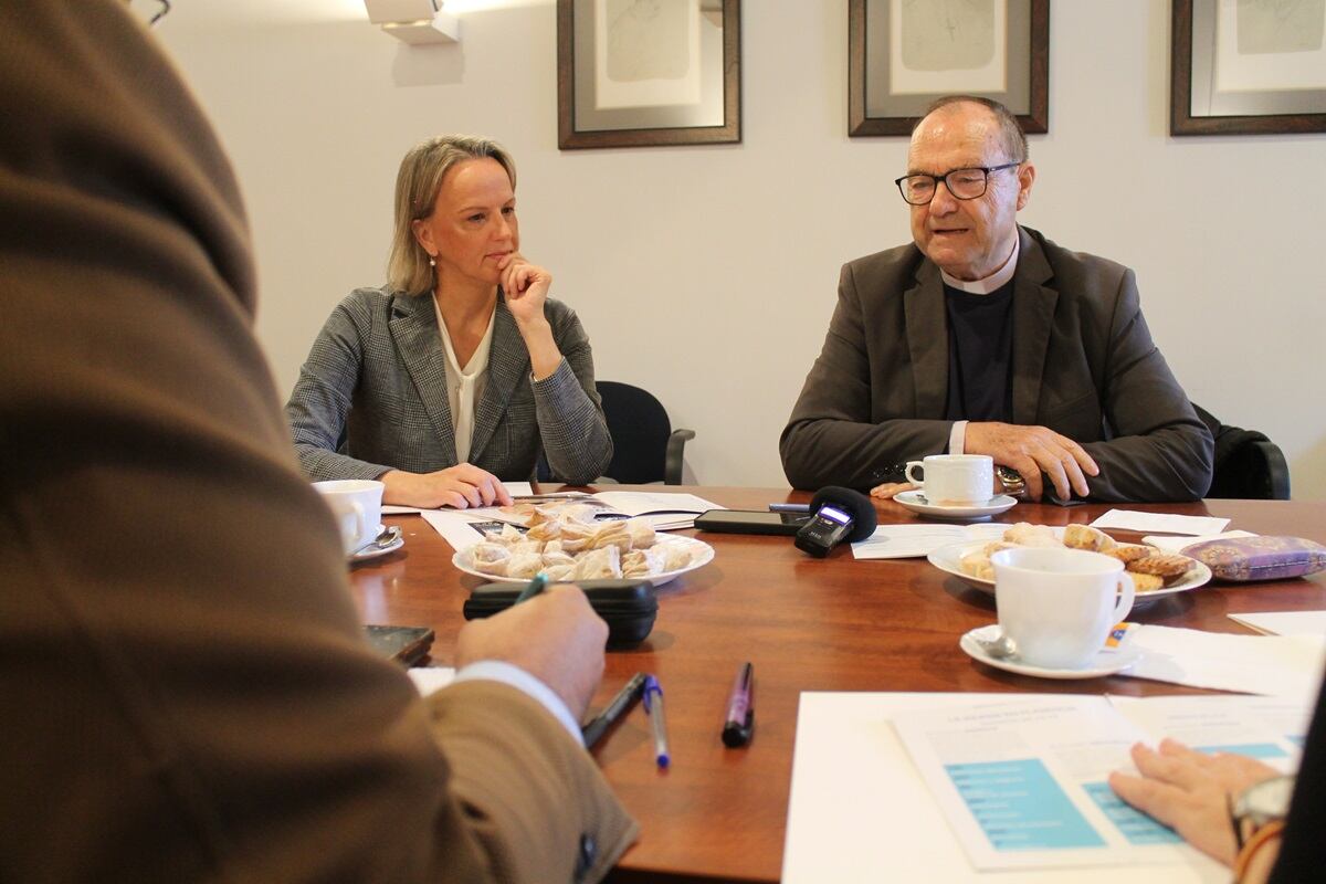 El ecónomo, Antonio Luis Galán (dcha), y la viceecónoma, Carmela González (Izq) durante la presentación del resultado económico de 2024.
