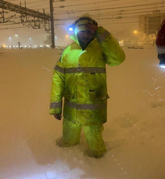 Operarios de Adif inspeccionando las instalaciones de la Estación de Atocha en Madrid tras las nevadas de la borrasca Filomena