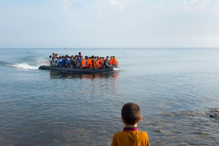 BARCAZA CON MIGRANTES LLEGANDO A LAS COSTAS EUROPEAS.