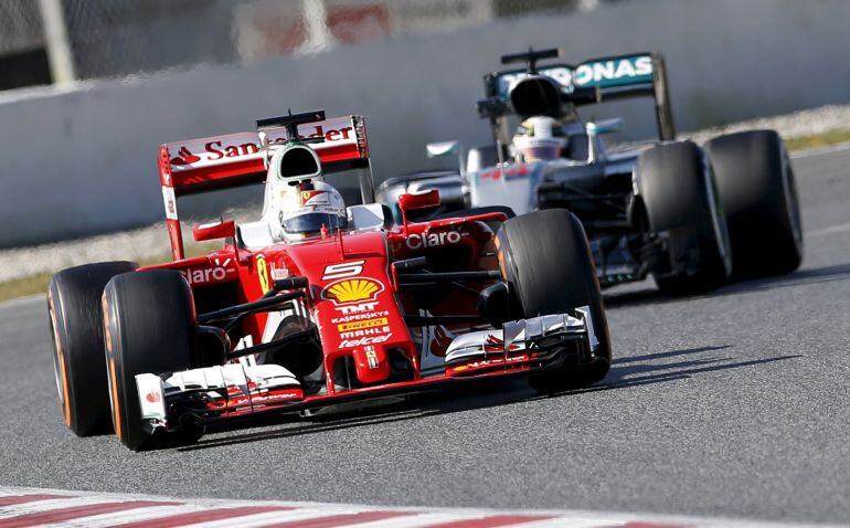 Test en el circuito de Montmeló (Barcelona) de cara a la nueva temporada de F1. En la imagen, Sebastian Vettel (Ferrari) y Lewis Hamilton (Mercedes)