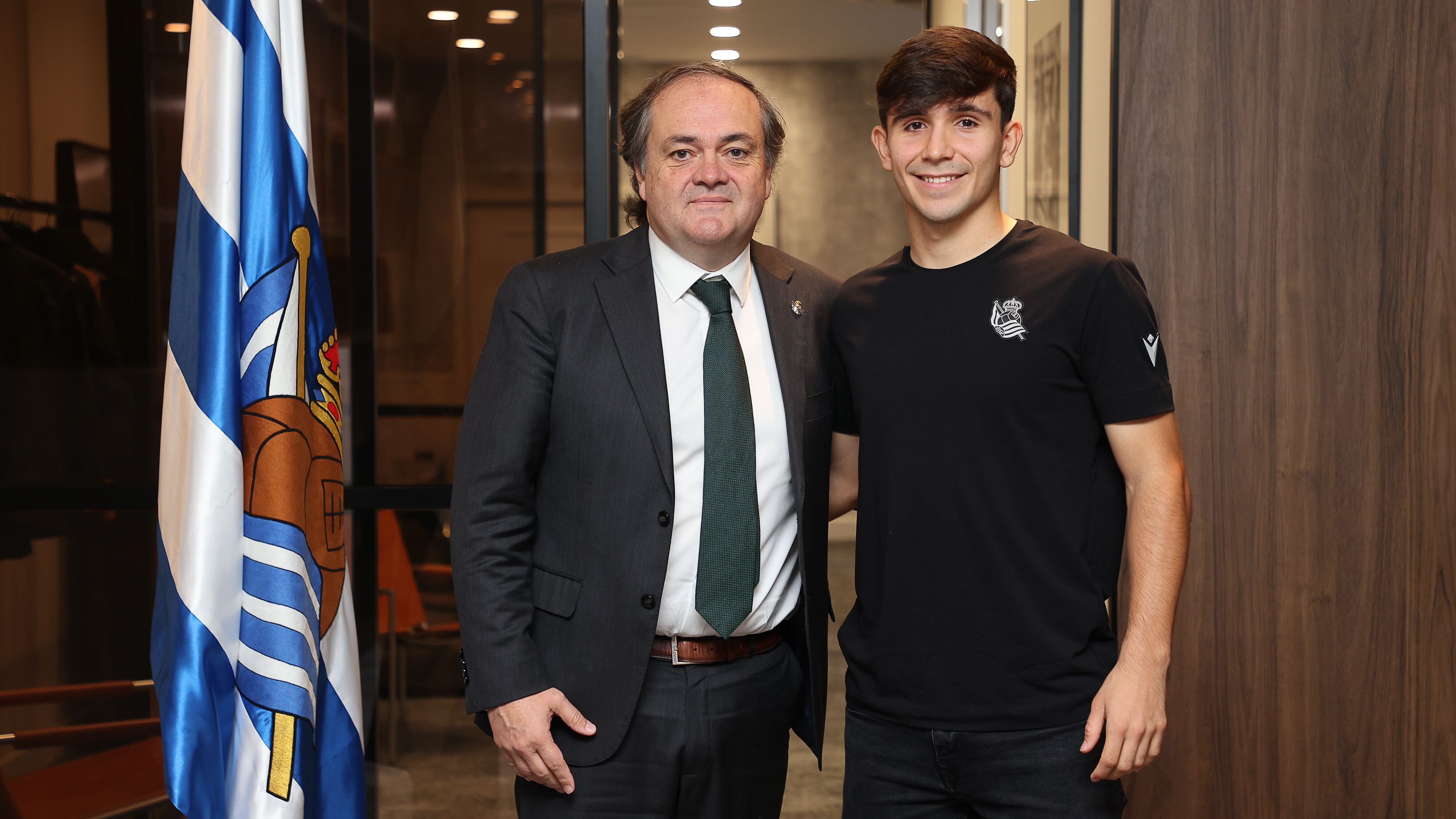 Pablo Marín posa en las oficinas de Anoeta con Aperribay