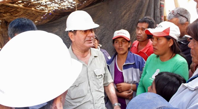 El presidente del Consejo de Ministros de Perú, Oscar Valdés, conversa con familiares de los mineros en la mina donde nueve trabajadores permanecen atrapados desde el pasado 5 de abril, durante una visita para supervisar en persona los trabajos de rescate