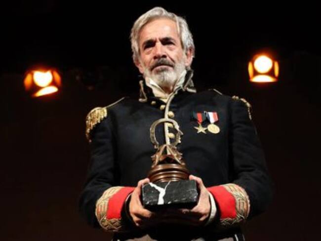 El actor Imanol Arias con el Premio Nacional de Teatro 'Antero Guardia'