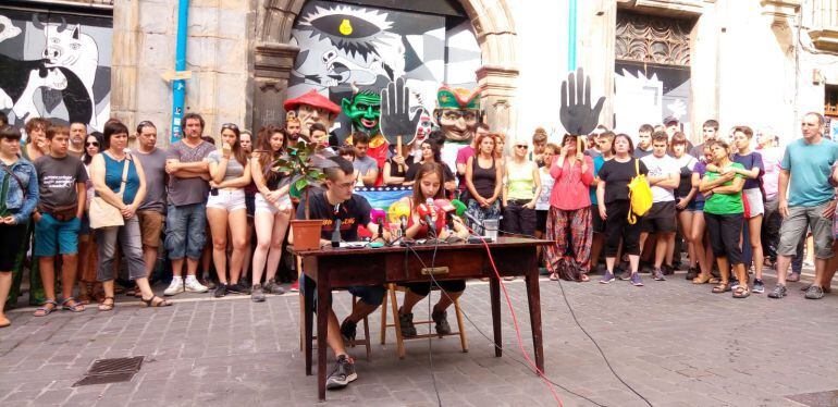 Los jovenes que ocupan el palacio Marqués de Rozalejo en rueda de prensa