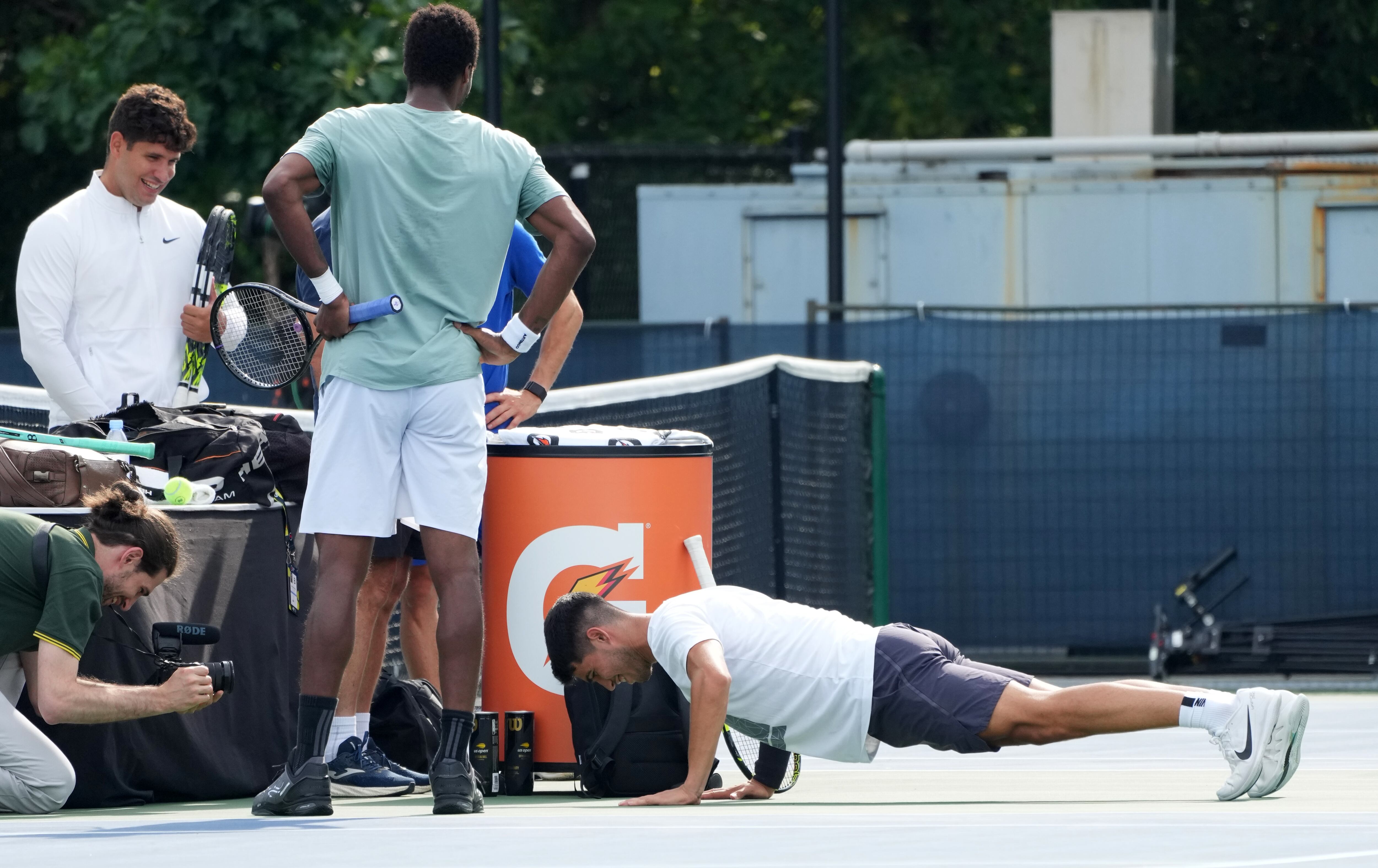 El tenista español Carlos Alcaraz hace unas flexiones en el ATP Masters de Canadá