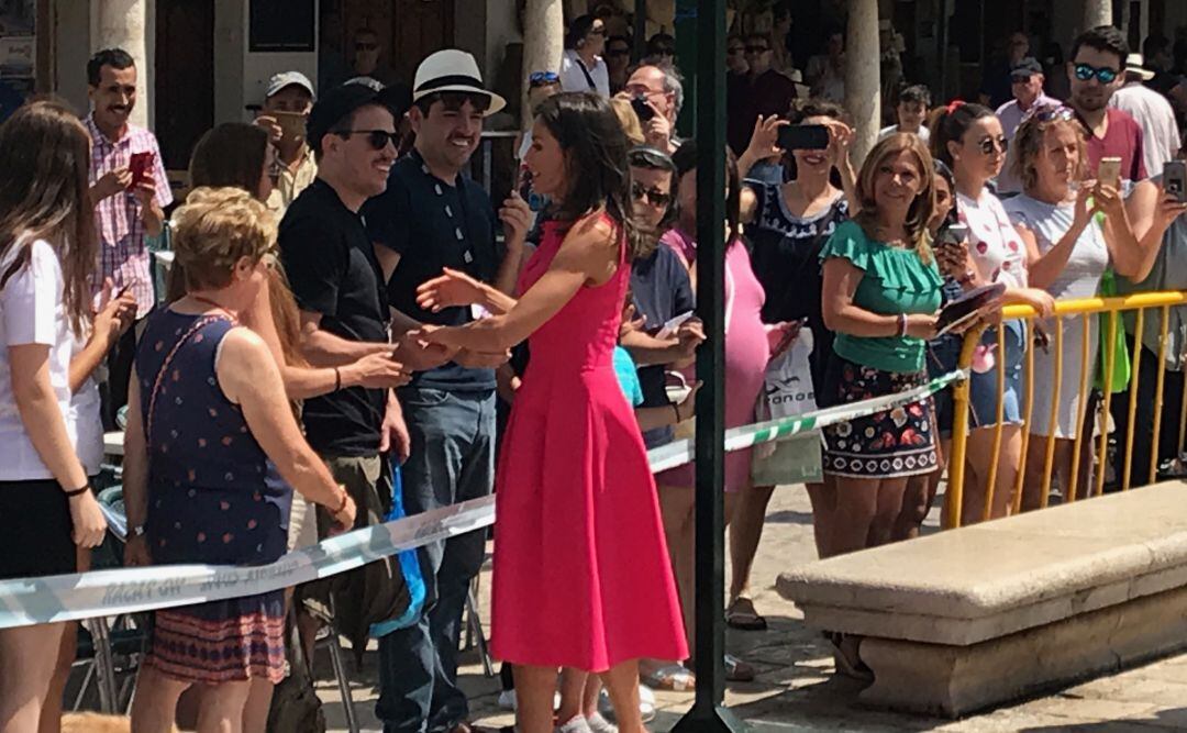 La Reina Letizia saludando a los diferentes vecinos de Almagro, a su llegada a la Plaza Mayor de esta localidad