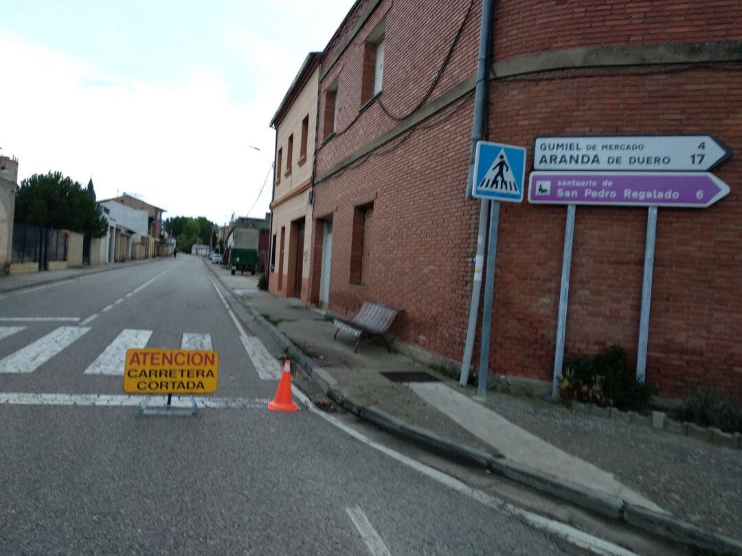 Cartel que anuncia el corte del acceso norte a la localidad de Sotillo de la Ribera que ha impuesto la Guardia Civil para vigilar su confinamiento