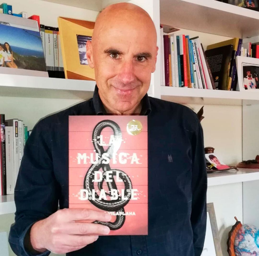 Silvestre Vilaplana guanya el Premi Gran Angular 2020 amb la seua novel·la "La música del diable".