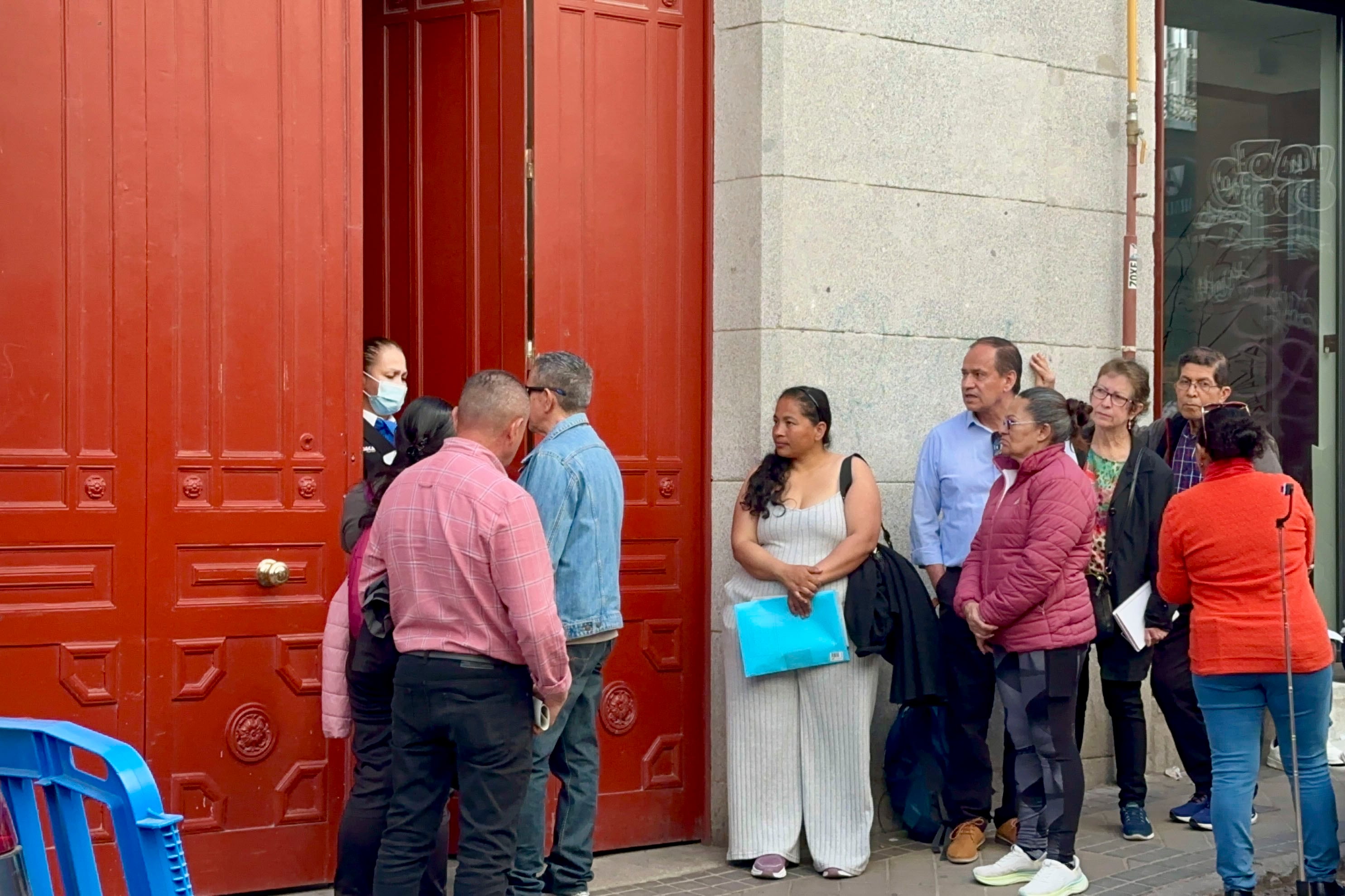 Primer día de regularización de migrantes en España: dudas, esperas e ilusión