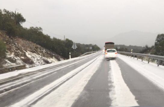 Efectos de la fuerte granizada en la N-432 a la altura de Espiel