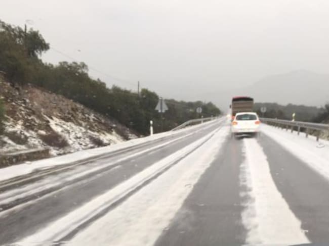 Efectos de la fuerte granizada en la N-432 a la altura de Espiel