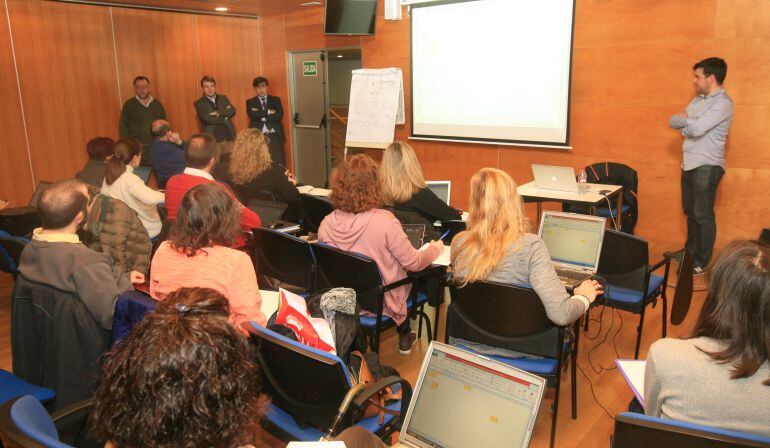 Vecinos tricantinos reciben clases