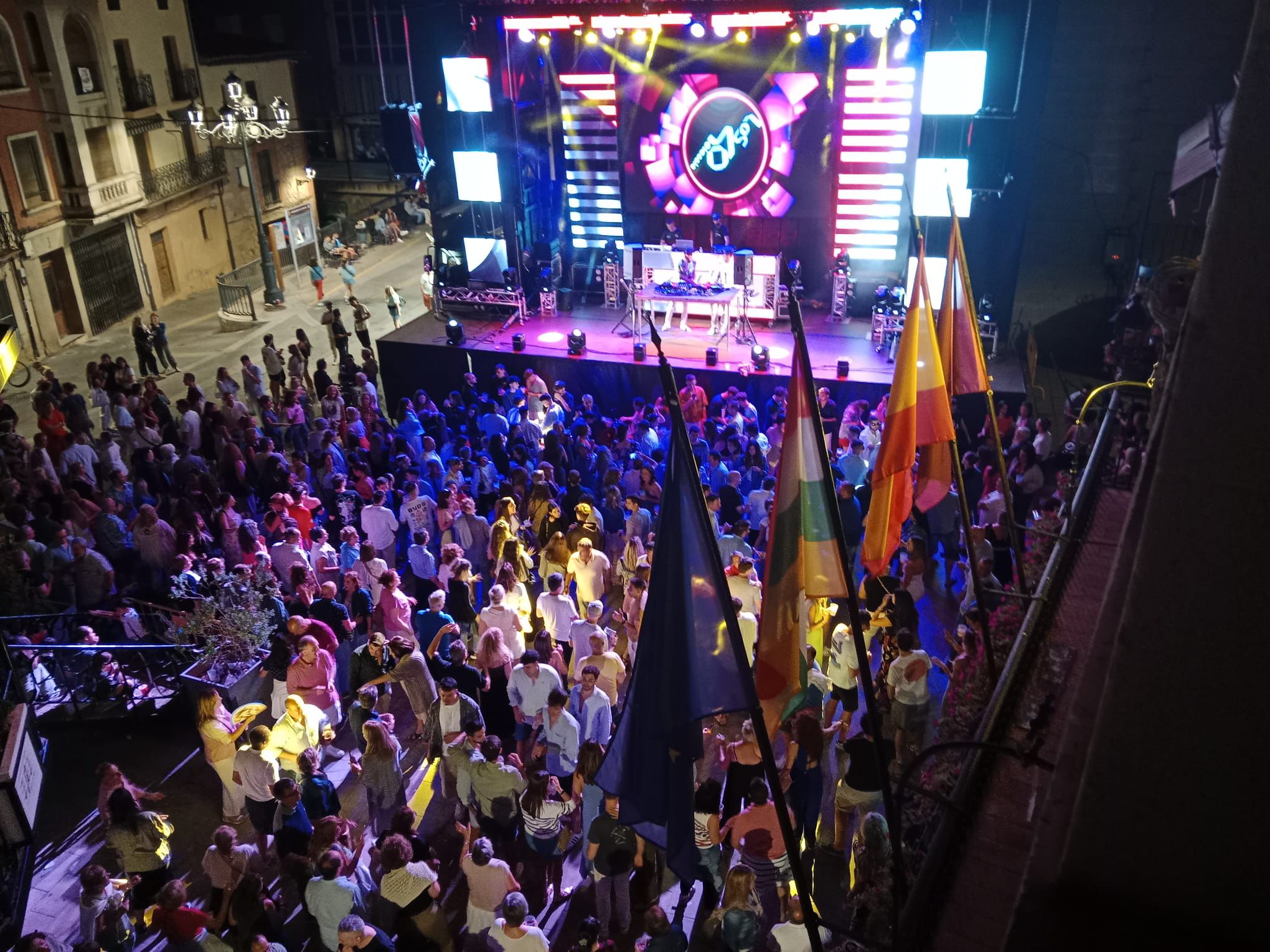 La plaza de España de Cenicero llena con La Clásica Fiesta Ochentera.