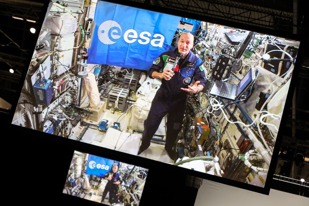 Conexión entre el astronauta italiano Luca Parmitano, desde la Estación Espacial Internacional, y el ministro de Ciencia, Pedro Duque, durante la Cumbre del Clima (COP25), en diciembre de 2019.