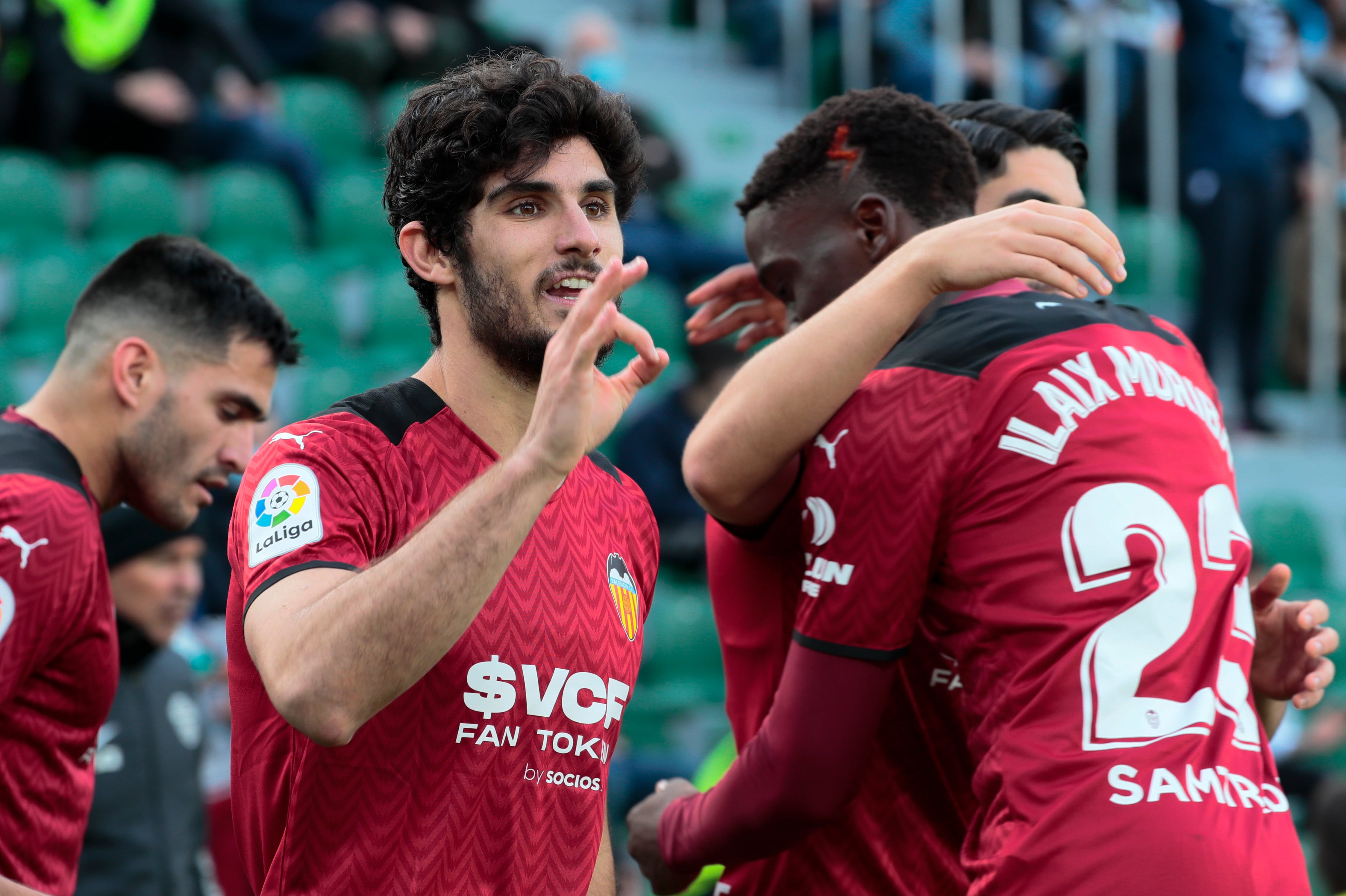 ELCHE (ALICANTE), 19/03/2022.- El delantero portugués del Vlencia Gonçalo Guedes celebra con sus compañeros, su gol ante el Elche, el primero del equipo, durante el partido de Liga que disputan Elche y Valencia, este sábado en el estadio Martínez Valero de Elche.