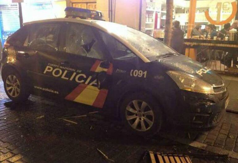 Un coche de la Policía Nacional sufrió graves desperfectos durante los disturbios posteriores a la manifestación