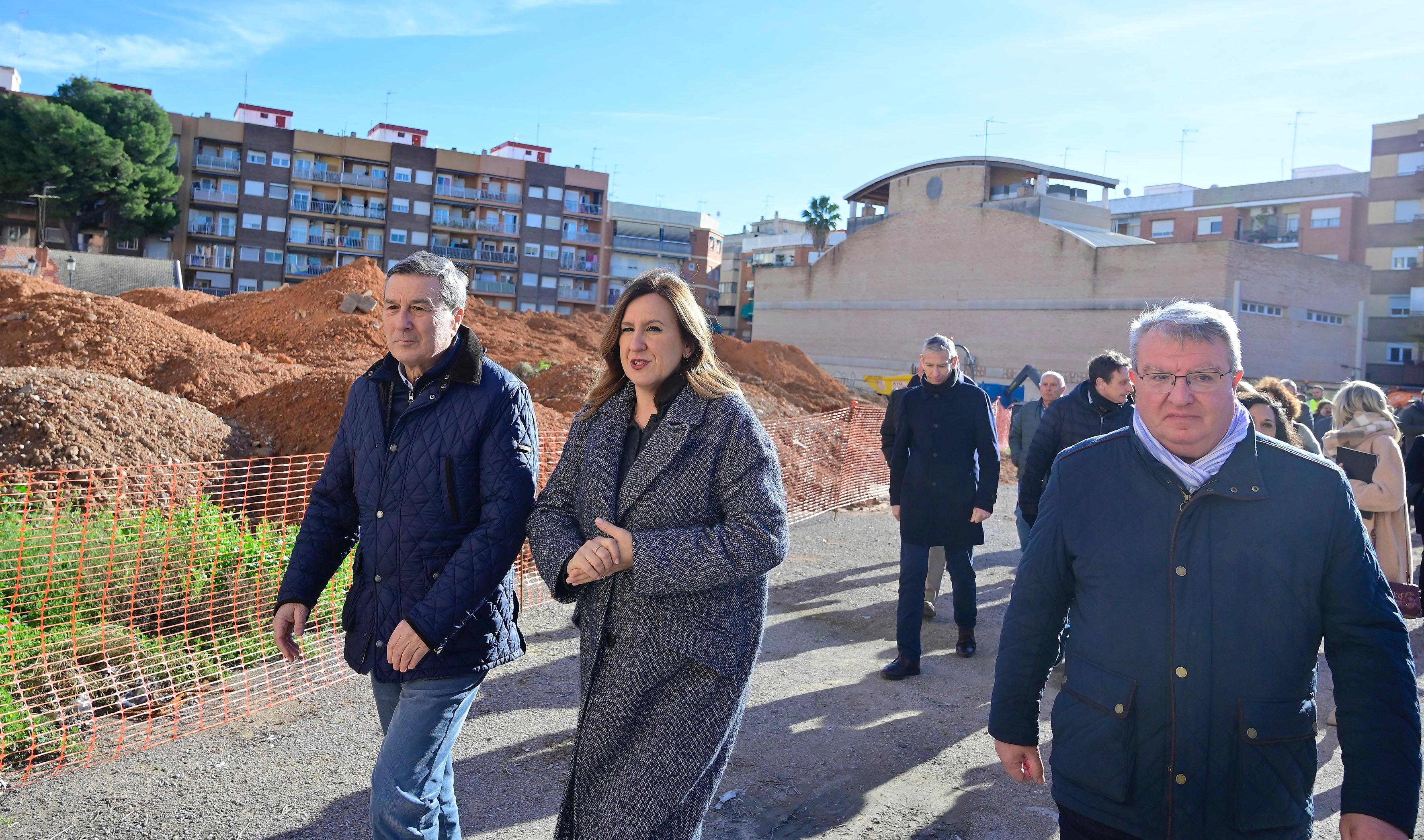 Marciano Gómez, conseller de Sanidad, y María José Catalá, alcaldesa de València, visitan las obras del centro de salud de Benimàm