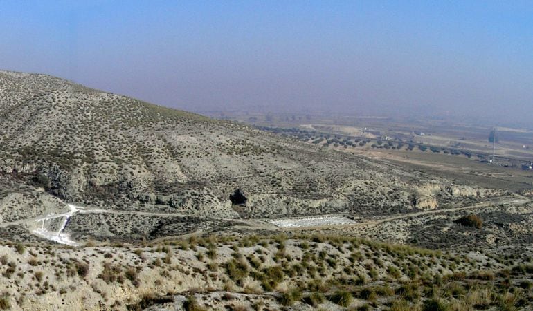 Las Salinas Espartinas ocupan un área de más de 380 hectáreas situado en el sur de la localidad de Ciempozuelos donde se localizan 15 yacimientos y 41 cuevas.