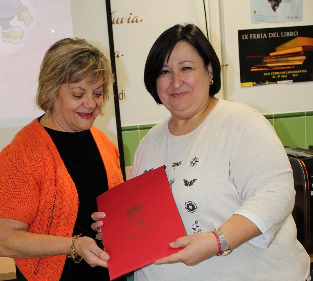 Antonia Jiménez (de rojo), del Centro Regional de Transfusión Sanguínea de Granada, recibe de la concejala de Salud de Pinos Puente, Paqui Santaella, la declaración institucional