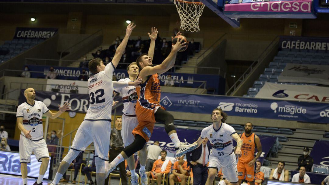 Imagen del partido entre el Monbus Obradoiro y Valencia Basket