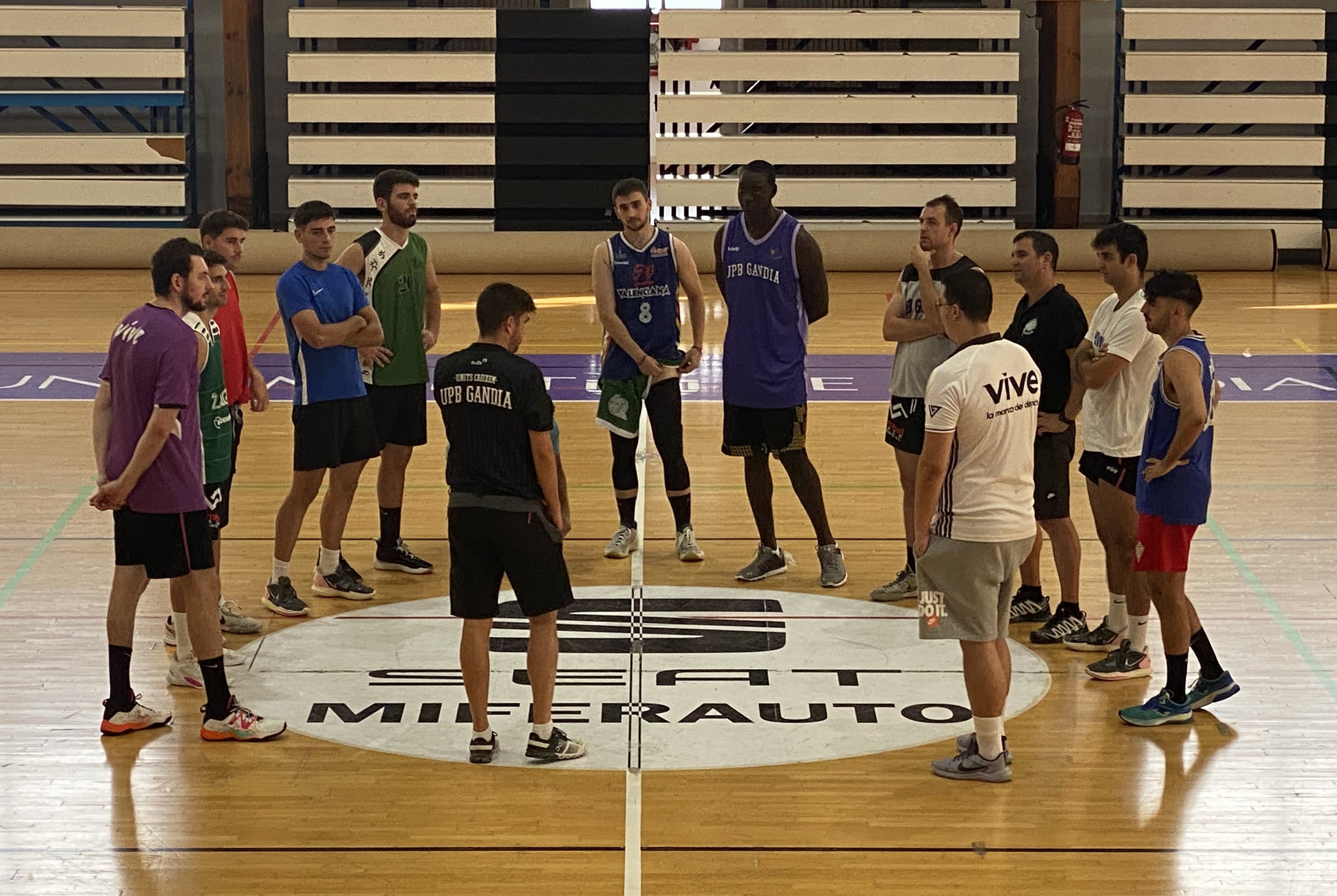 Plantilla con el cuerpo técnico en el primer entrenamiento