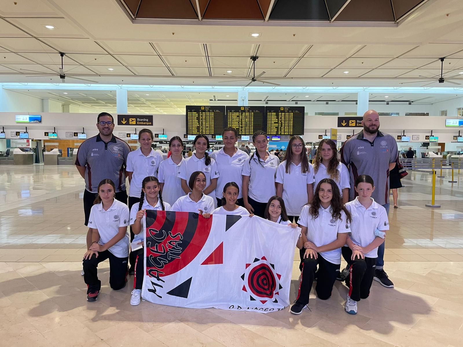 La expedición lanzaroteña en el aeropuerto, rumbo a Lituania.