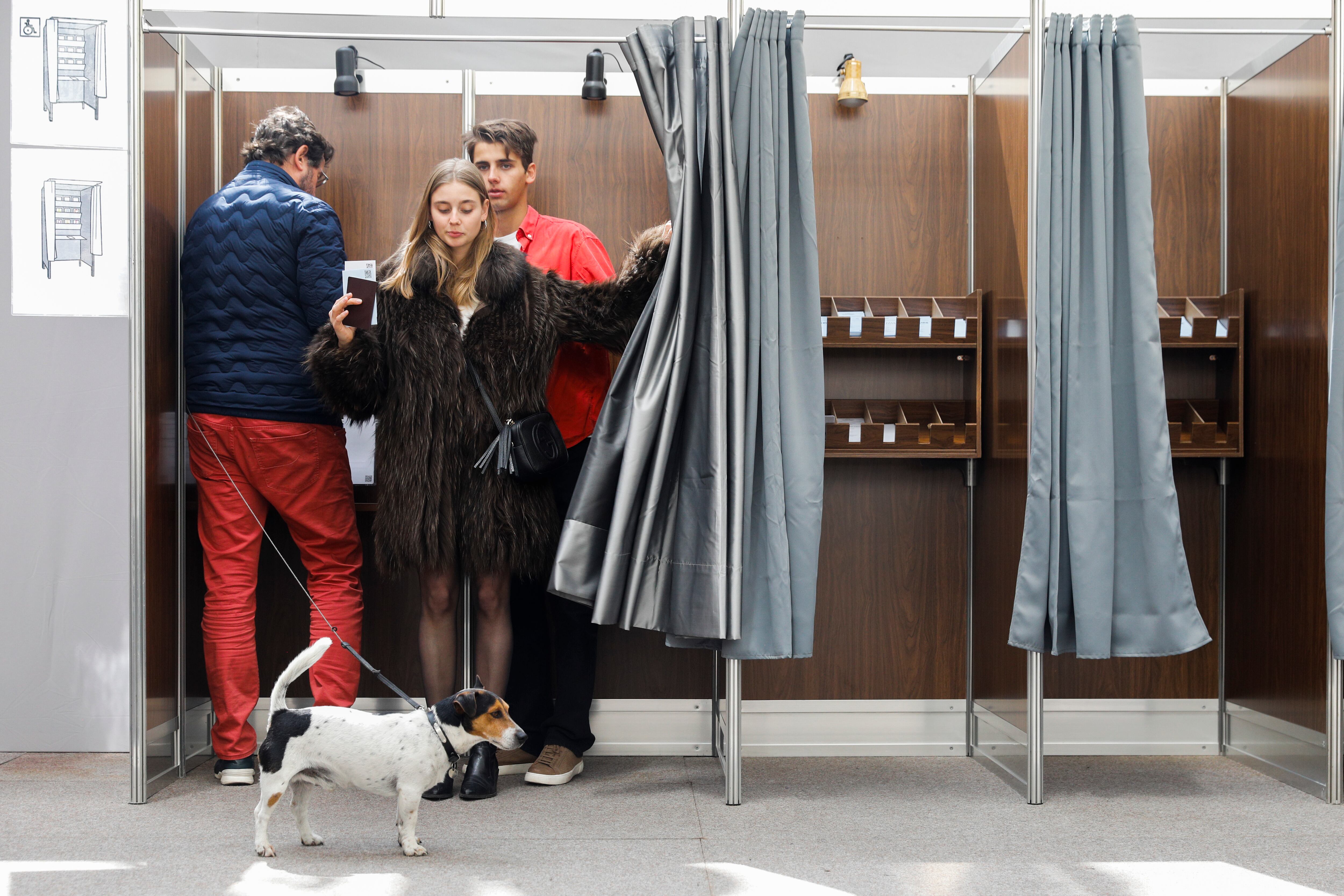 Electors exercint el seu dret a vot al col·legi electoral d'Escaldes el passat 2 d'abril.