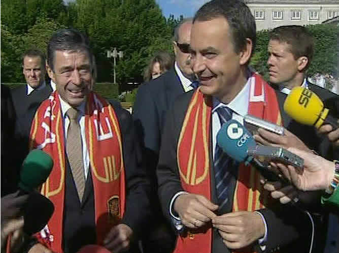 Zapatero inicia una visita a Dinamarca, cuyo primer ministro, Anders Fogh Rasmussen, le ha recibido con una bufanda con los colores de la bandera de España para felicitarle