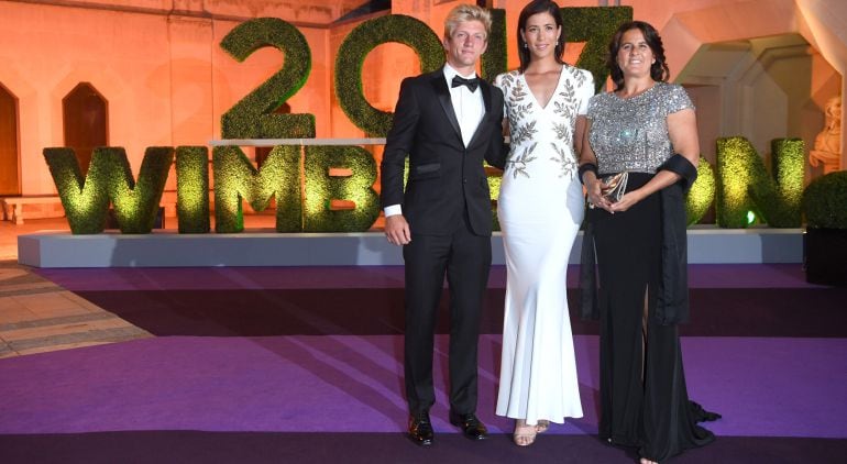 Garbiñe Muguruza posa con Alejandro Davidovich y Conchita Martínez