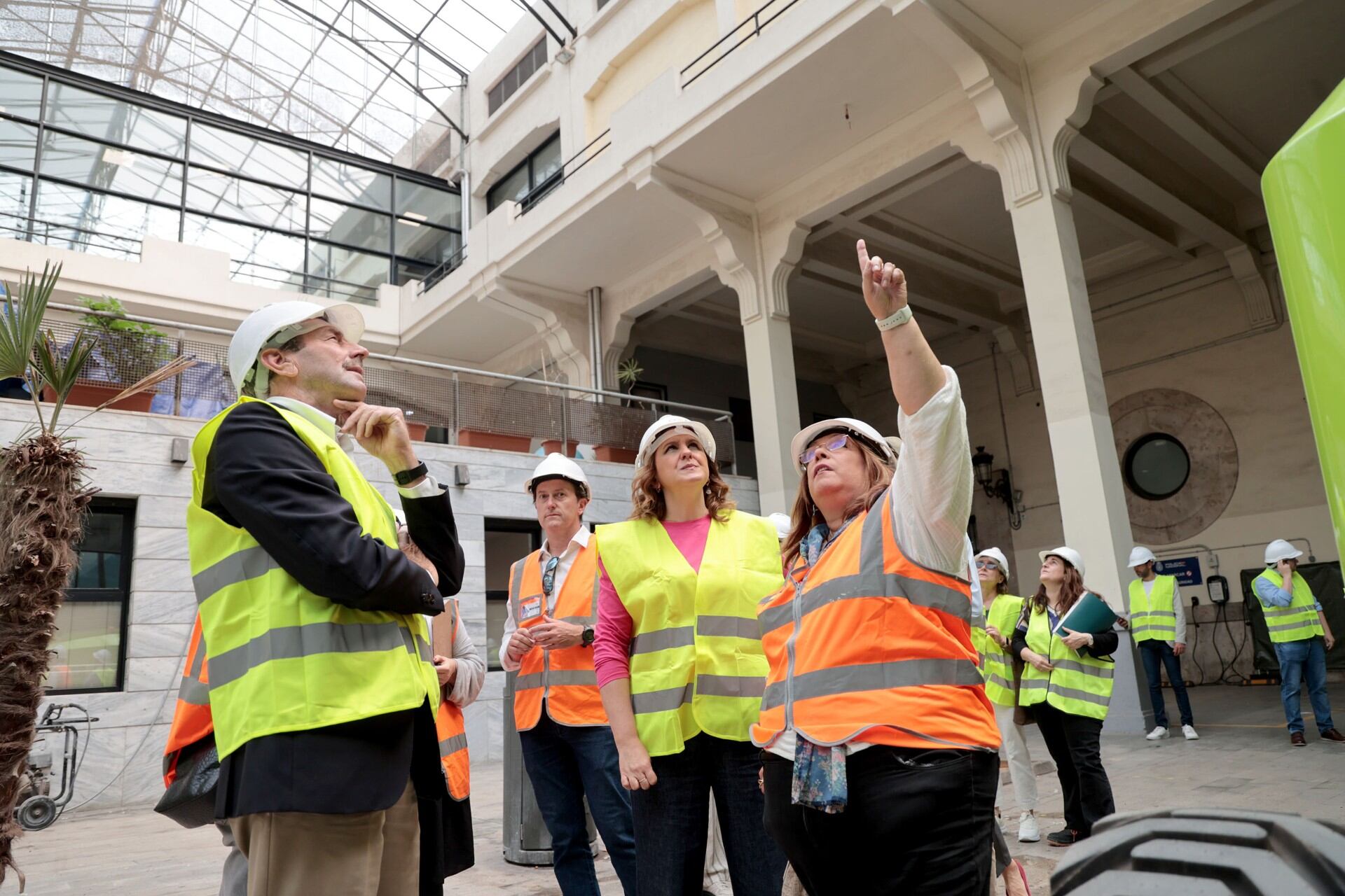 La alcaldesa María José Catalá visita las obras de rehabilitación del Mercado de Abastos