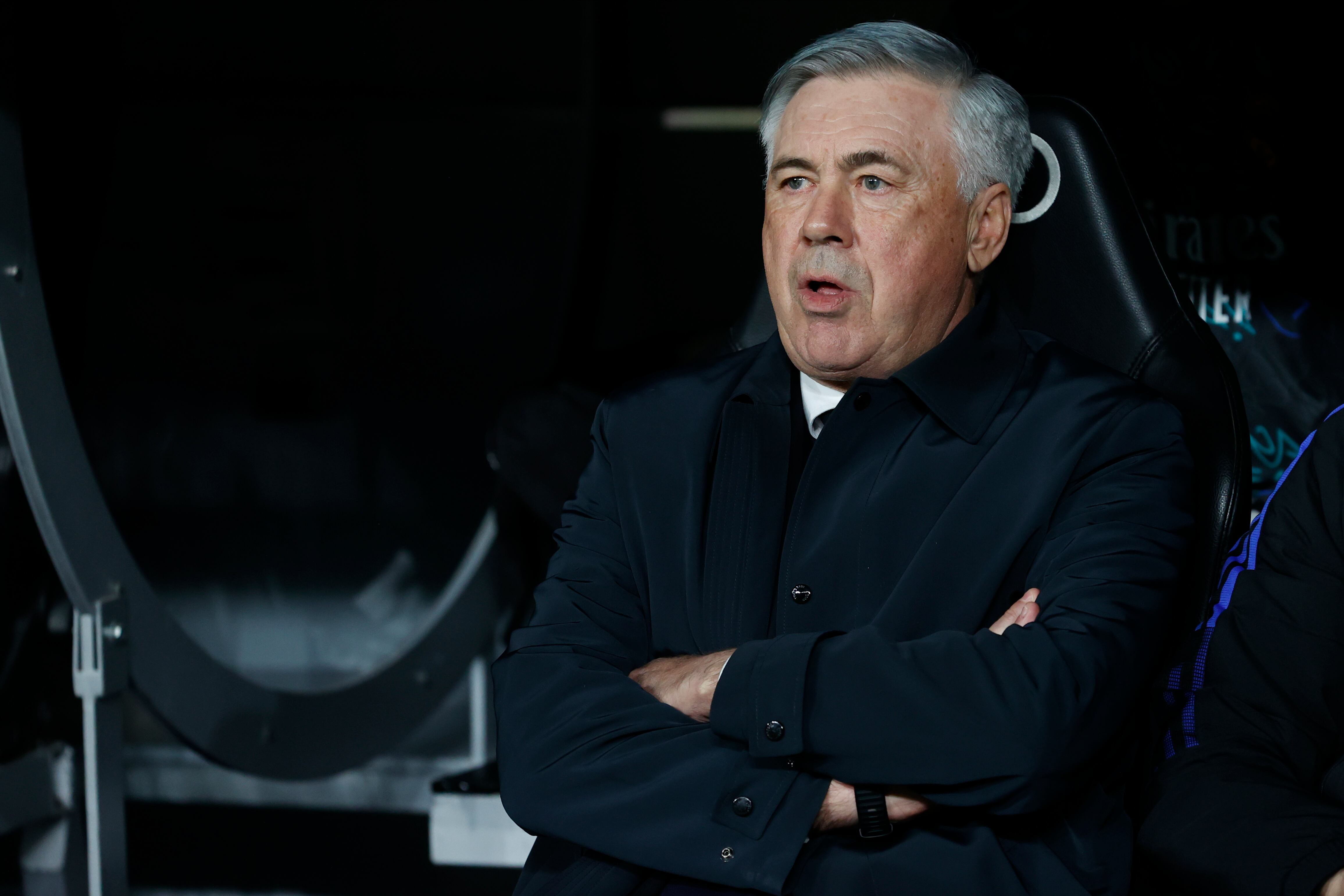 El entrenador del Real Madrid, Carlo Ancelotti , al comienzo del partido de Liga en Primera División ante el FC Barcelona